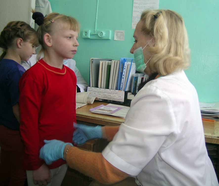 Медосмотр в школе у девочек. Детская гинекология. Медицинский осмотр девочек. Медосмотр школьников. Обучение медиков фото.